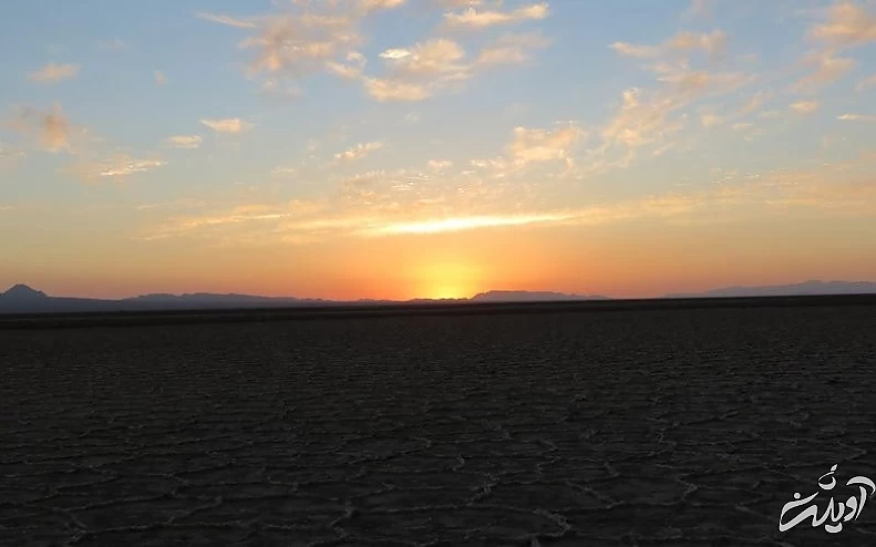 غروب خورشید در کویری با چند ضلعی های نمکی